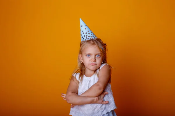 Αστείο Κορίτσι Γενεθλίων Ποζάρουν Πορτοκαλί Φόντο Κάνοντας Έκφραση Προσώπου — Φωτογραφία Αρχείου