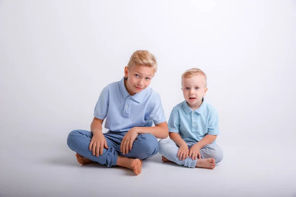Dwóch Chłopców Siedzących Podłodze Patrzących Kamerę — Zdjęcie stockowe