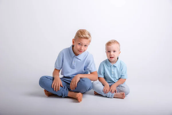 Due Ragazzi Seduti Sul Pavimento Guardando Macchina Fotografica — Foto Stock