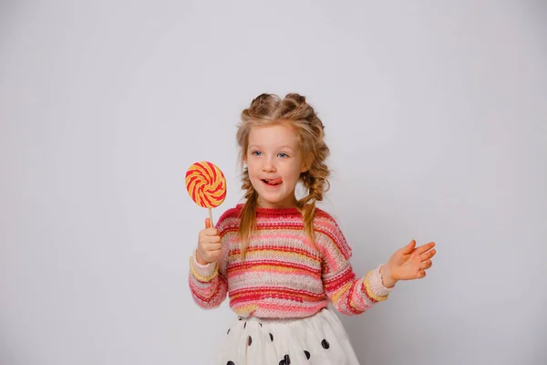 Retrato Una Niña Una Niña Rubia Con Una Piruleta Palo — Foto de Stock