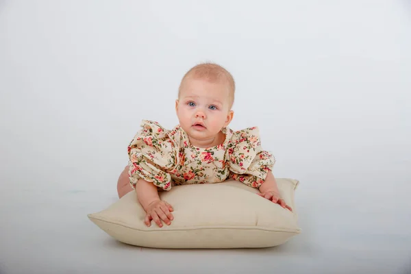 Uma Menina Vestido Com Flores Está Deitada Travesseiro — Fotografia de Stock