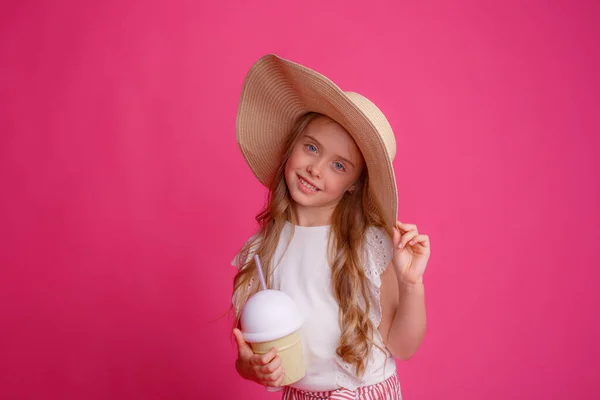 Portrait Une Petite Blonde Dans Chapeau Sur Fond Rose Avec — Photo