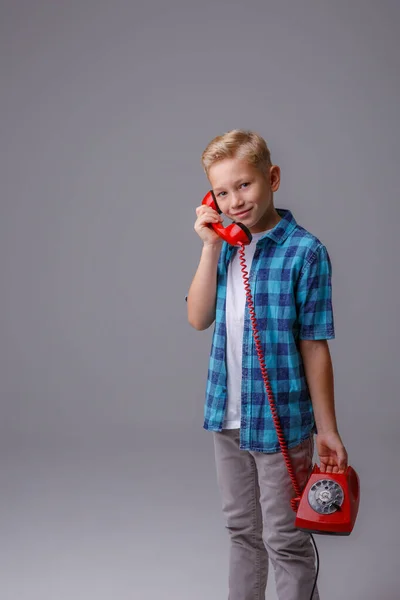 Ritratto Ragazzo Con Telefono Sfondo Blu Una Bambina Sta Parlando — Foto Stock