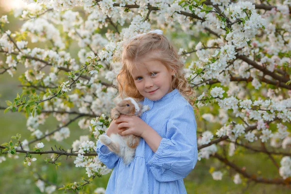 Een Klein Meisje Houdt Een Konijn Haar Handen Een Lente — Stockfoto