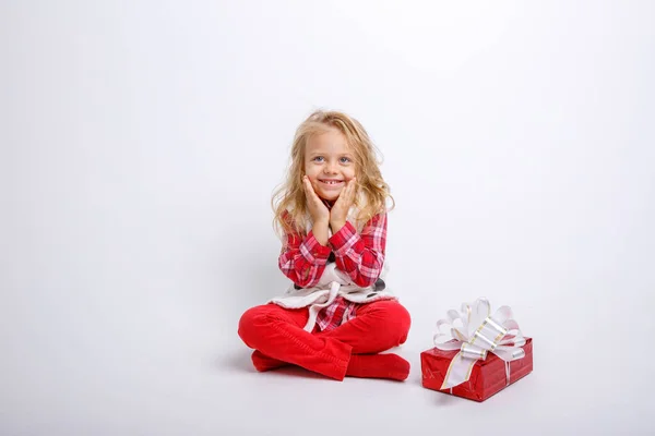 Adorabile Bambino Posa Studio Con Regalo Natale — Foto Stock