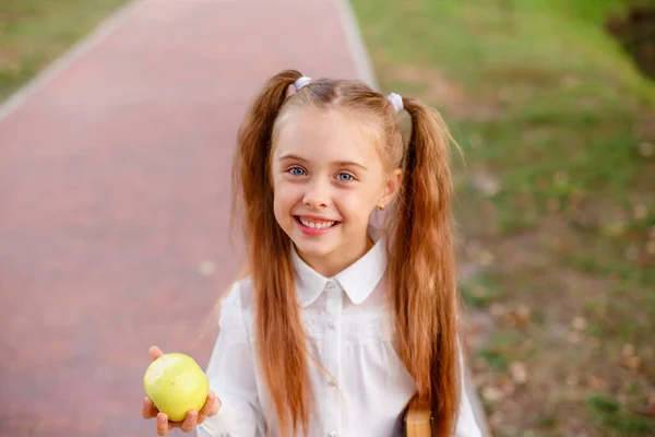 Niña Con Una Mochila Fondo Del Parque Otoño — Foto de Stock