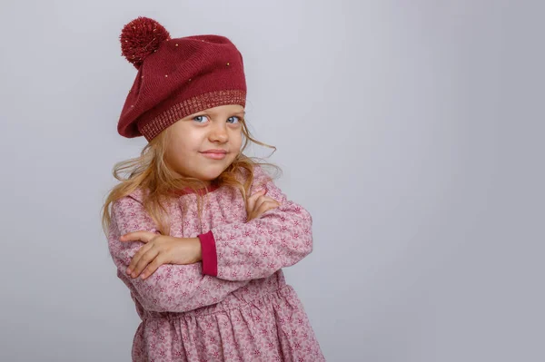 Adorabile Bambina Posa Abiti Invernali Contro Grigio — Foto Stock
