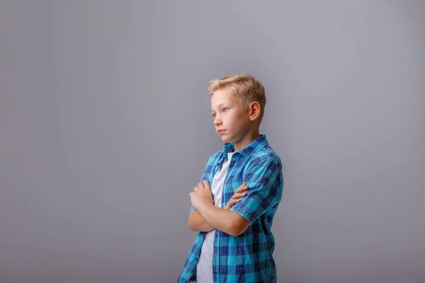 Ritratto Ragazzo Camicia Blu Sfondo Grigio — Foto Stock