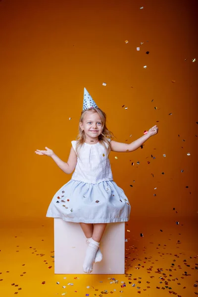 Bonito Aniversário Menina Posando Estúdio Contra Fundo Laranja — Fotografia de Stock