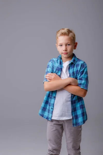 Chłopiec Niebieskiej Koszulce Szyi Patrzy Aparat Białym Tle — Zdjęcie stockowe