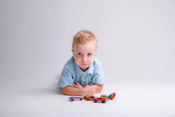 Mały Chłopiec Bawiący Się Zabawką Samochodową Białym Tle — Zdjęcie stockowe