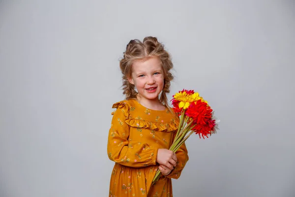 Retrato Una Hermosa Chica Con Ramo Flores Sobre Fondo Gris — Foto de Stock