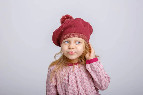 Urocza Dziewczynka Pozowanie Zimie Ubrania Przeciwko Szarości — Zdjęcie stockowe