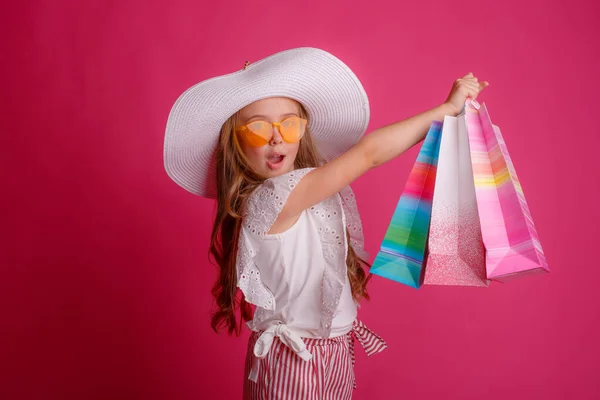 Malá Holka Spoustou Nákupních Tašek Růžovém Pozadí Ateliéru Šťastná — Stock fotografie