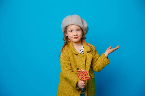 Retrato Una Niña Una Boina Sosteniendo Una Piruleta Sobre Fondo — Foto de Stock