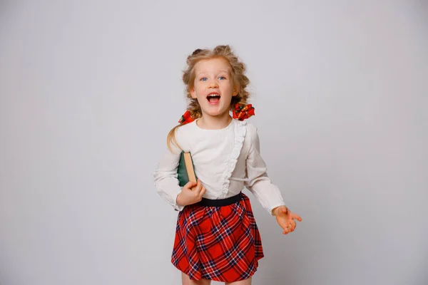 Niña Uniforme Escolar Mantenga Libro Fondo Blanco — Foto de Stock