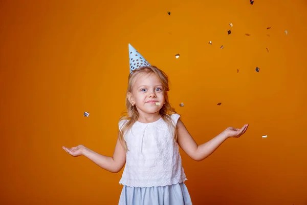 Bonito Aniversário Menina Posando Estúdio Contra Fundo Laranja — Fotografia de Stock