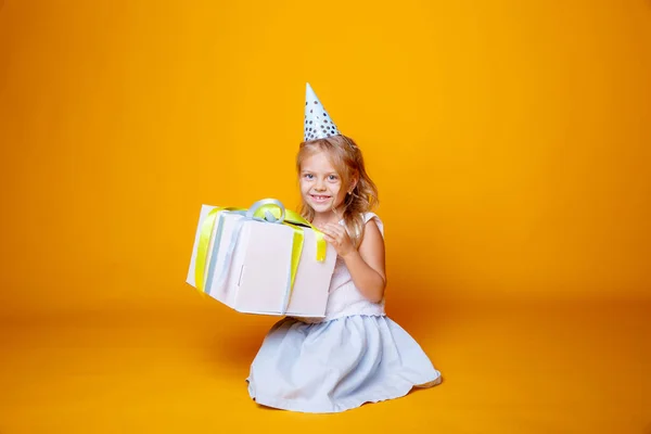 Compleanno Ragazza Posa Con Confezione Regalo Contro Arancione Studio — Foto Stock