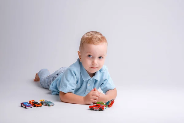 Mały Chłopiec Gra Klocków Zabawki Białym Tle — Zdjęcie stockowe