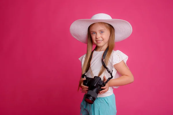 Retrato Uma Menina Viajante Sobre Viajar Segurando Uma Câmera Suas — Fotografia de Stock