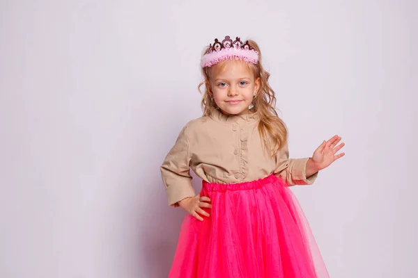 Bonito Menina Vestindo Coroa — Fotografia de Stock