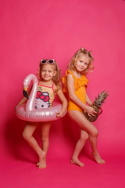 Zwei Kleine Mädchen Badeanzügen Mit Ananas Und Rettungsring — Stockfoto