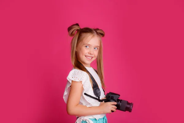 Retrato Uma Menina Viajante Sobre Viajar Segurando Uma Câmera Suas — Fotografia de Stock