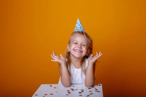 Bonito Aniversário Menina Posando Estúdio Contra Fundo Laranja — Fotografia de Stock