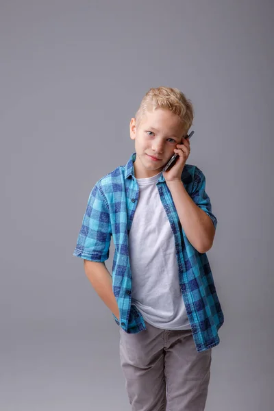 Ragazzo Alla Moda Camicia Quadri Utilizzando Smartphone — Foto Stock