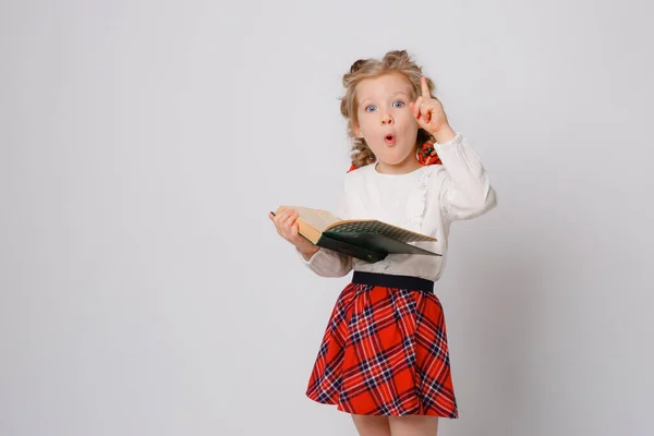 Kind Mädchen Schuluniform Halten Buch Zeigen Idee Auf Weißem Hintergrund — Stockfoto