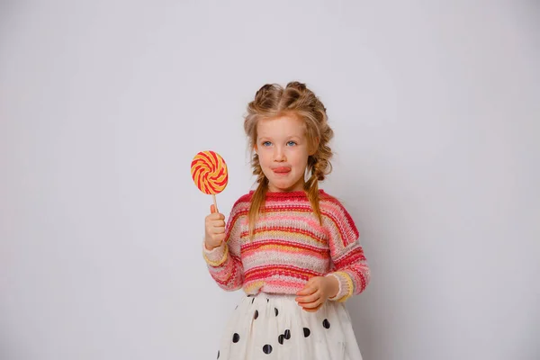 Porträt Eines Mädchens Ein Blondes Kind Mit Einem Lutscher Auf — Stockfoto