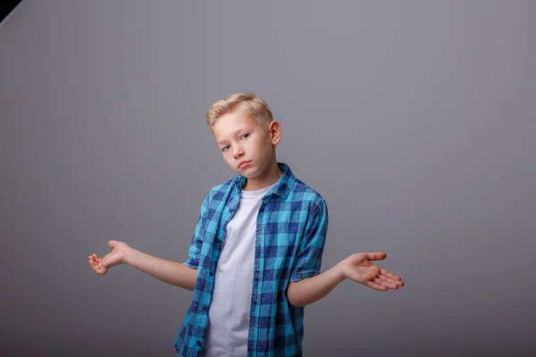 Ragazzo Con Una Camicia Blu Una Shirt Sfondo Grigio — Foto Stock