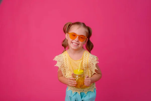 Ritratto Una Bambina Bionda Occhiali Sole Rosa Con Barattolo Vetro — Foto Stock