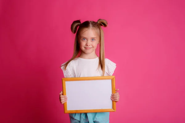 Retrato Uma Menina Segurando Uma Moldura Vazia Sorrindo Lugar Para — Fotografia de Stock