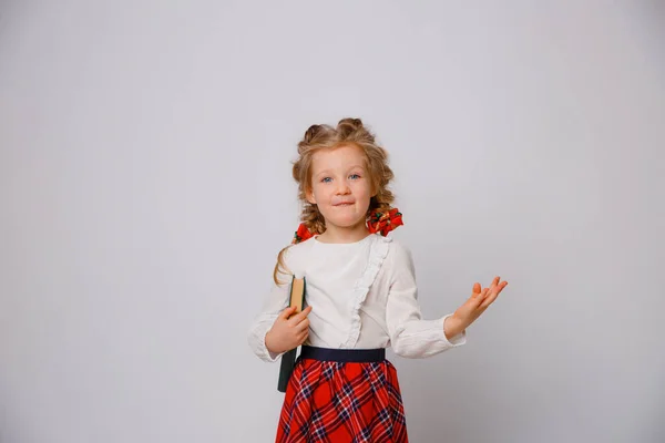 Niña Uniforme Escolar Mantenga Libro Fondo Blanco — Foto de Stock