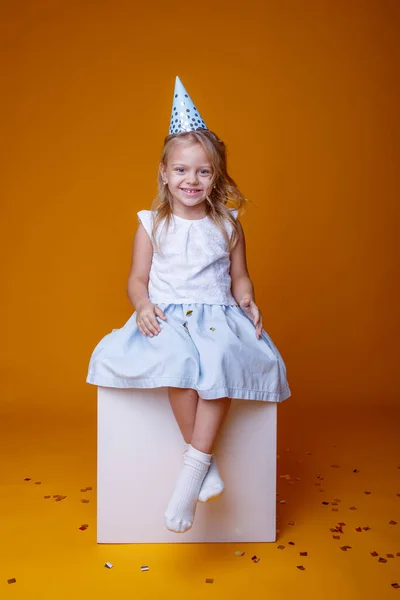 Stüdyoda Turuncu Arka Planda Poz Veren Sevimli Doğum Günü Kızı — Stok fotoğraf