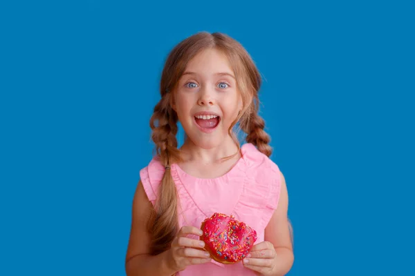 Une Petite Fille Posant Avec Beignet Sur Fond Bleu — Photo