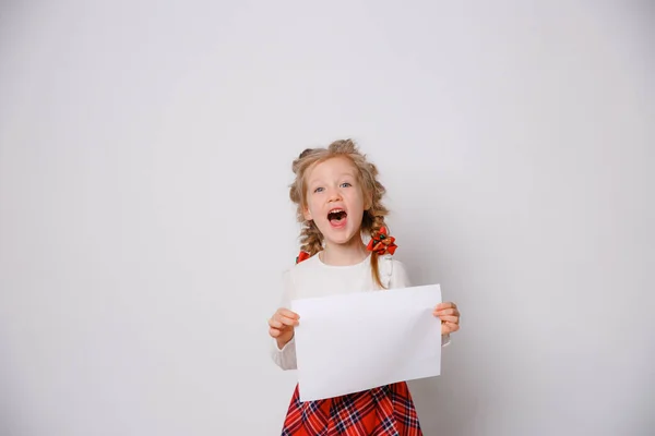 Ein Kleines Schulmädchen Hält Ein Weißes Blatt Ihren Hand Nettes — Stockfoto