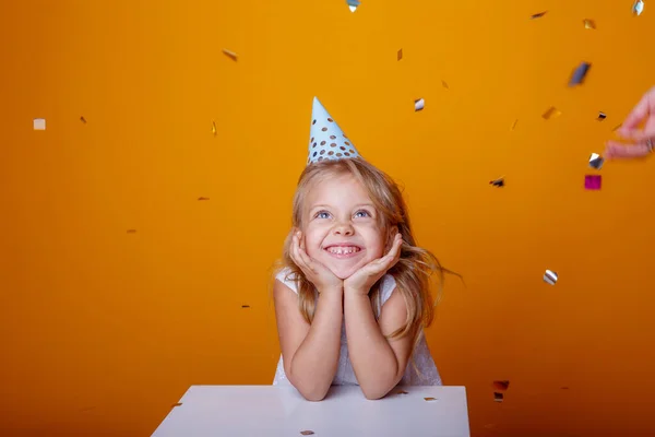Χαριτωμένο Κορίτσι Γενεθλίων Ποζάρουν Στο Στούντιο Φόντο Πορτοκαλί — Φωτογραφία Αρχείου