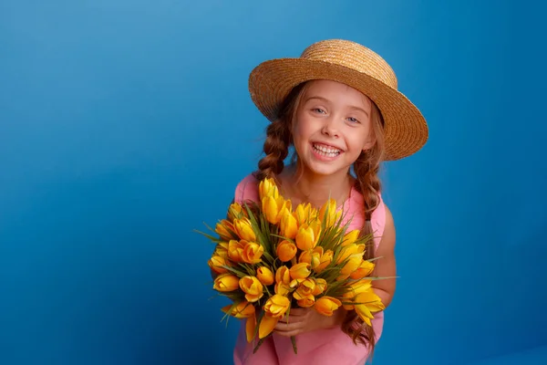 Une Petite Fille Dans Chapeau Paille Tient Bouquet Tulipes Jaunes — Photo