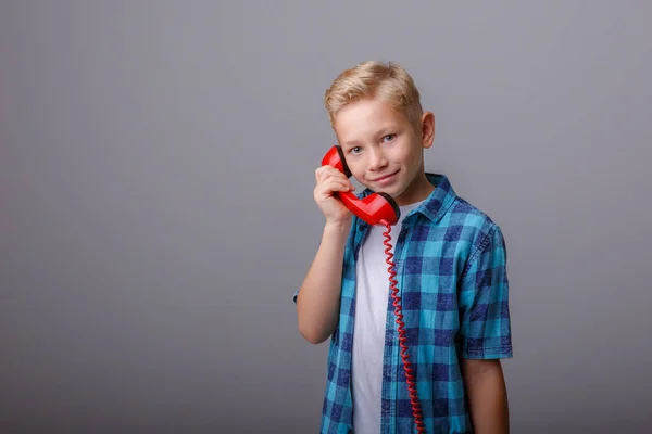 Garotinho Bonito Falando Telefone — Fotografia de Stock