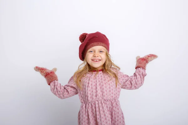 Adorable Niña Posando Ropa Invierno Contra Gris — Foto de Stock