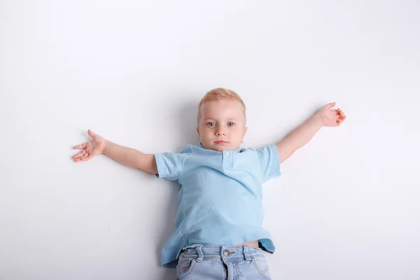 Carino Bambino Una Camicia Blu Shirt Bianche Uno Sfondo Chiaro — Foto Stock