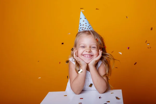 Bonito Aniversário Menina Posando Estúdio Contra Fundo Laranja — Fotografia de Stock