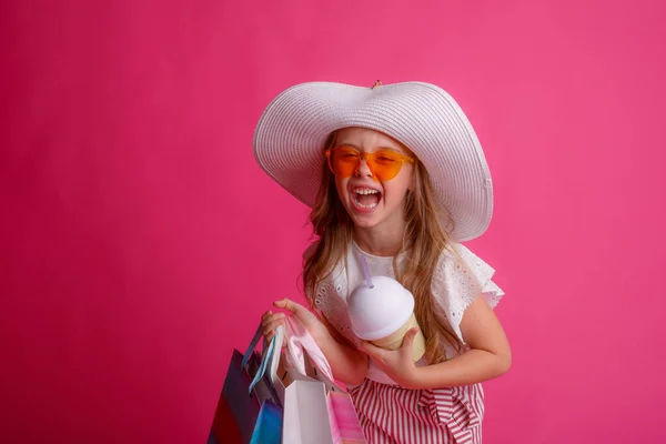 Niña Con Montón Bolsas Compras Sobre Fondo Rosa Estudio — Foto de Stock