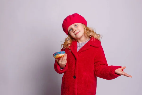 Kleines Mädchen Herbstkleidung Mit Kaffee — Stockfoto