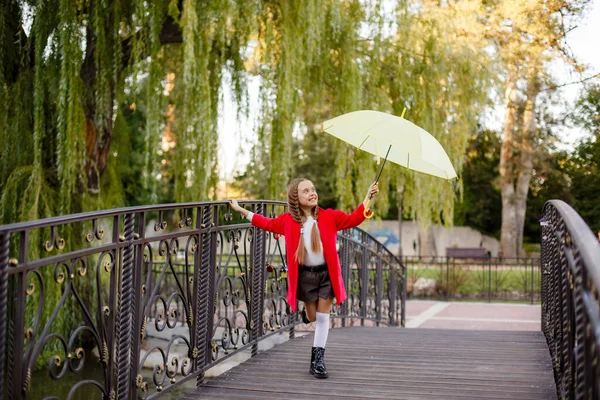 Ung Kvinna Med Paraply Promenader Parken — Stockfoto