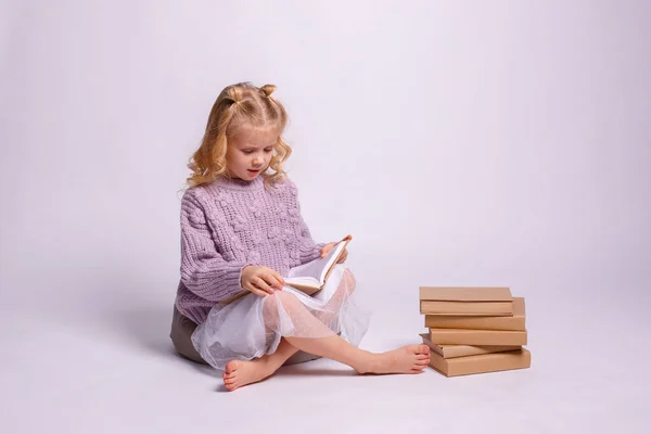 Nettes Mädchen Liest Buch Sitzt Auf Dem Boden — Stockfoto