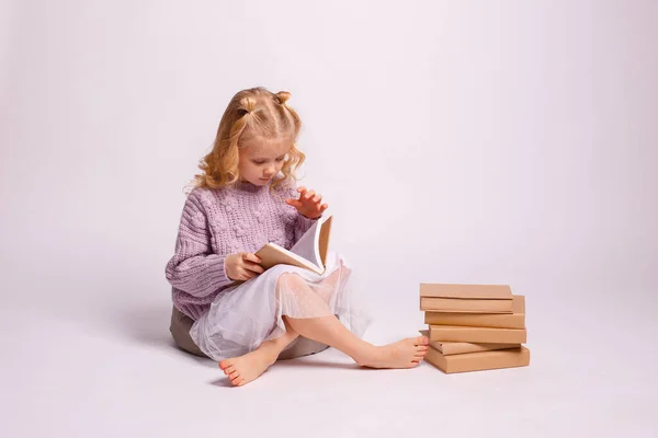 Linda Chica Leyendo Libro Sentado Suelo —  Fotos de Stock