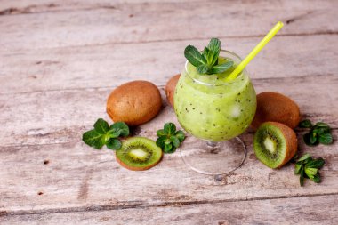 Nane yapraklı kivi smoothie